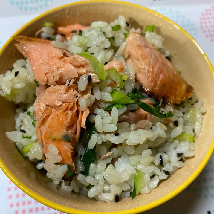 焼き鮭と小松菜の黒ゴマ混ぜご飯